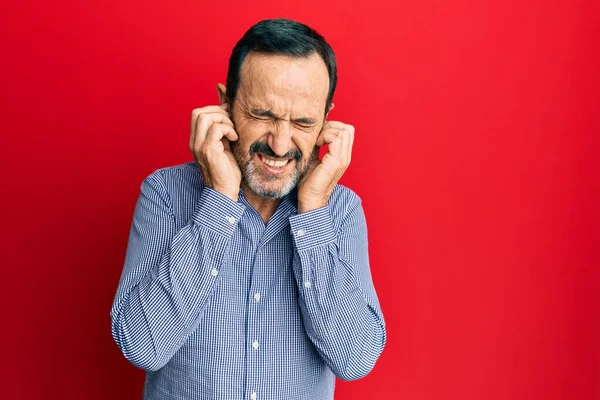 Hombre Hispano Mediana Edad Vistiendo Ropa Casual Cubriendo Oídos Con —  Fotos de Stock