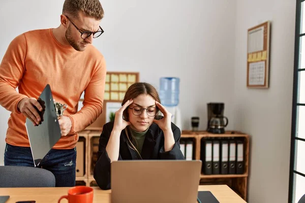 Üzletasszony Túlhajszolt Stresszes Irodában — Stock Fotó