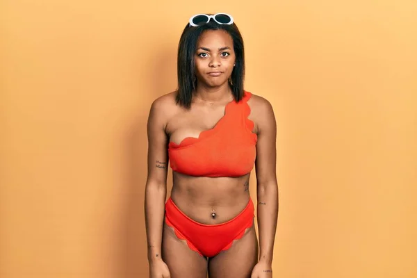 Bikini Giyen Genç Afro Amerikalı Kız Üzgün Endişeli Sinirli Korkmuş — Stok fotoğraf