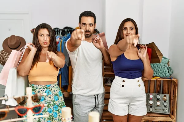 Grupp Unga Latinamerikaner Som Håller Shoppingväskor Klädbutiken Och Pekar Med — Stockfoto