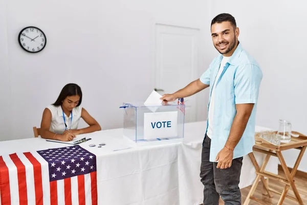 Νεαρός Αμερικανός Ψηφοφόρος Χαμογελά Χαρούμενος Βάζοντας Ψηφοδέλτια Στην Εκλογική Σχολή — Φωτογραφία Αρχείου