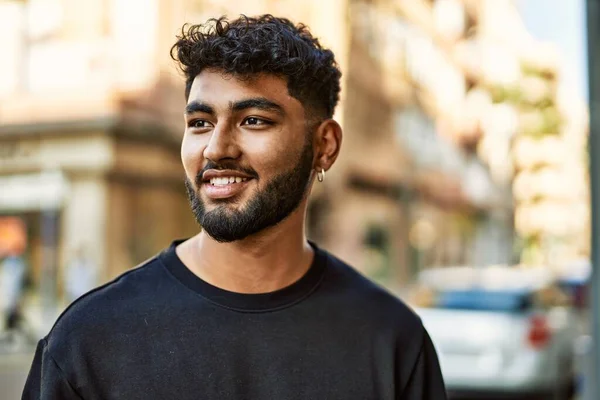 Giovane Arabo Uomo Sorridente Fiducioso Strada — Foto Stock