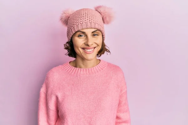 Giovane Donna Bruna Che Indossa Cappello Lana Carino Con Sorriso — Foto Stock