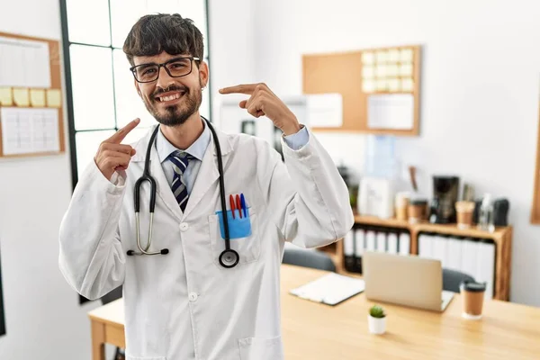 Hispanic Man Beard Wearing Doctor Uniform Stethoscope Office Smiling Cheerful — Stock Photo, Image