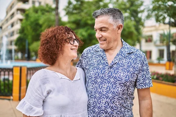 Edad Media Pareja Hispana Juntos Aire Libre Día Verano —  Fotos de Stock