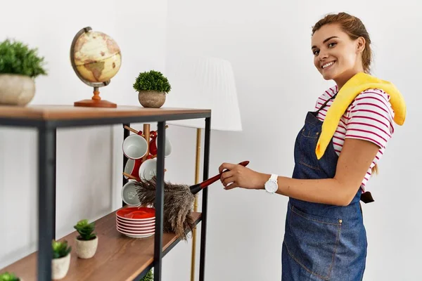 Jovem Mulher Sorrindo Limpeza Confiante Casa — Fotografia de Stock