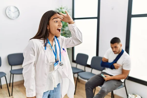 Young Asian Doctor Woman Waiting Room Man Broken Arm Very — Fotografia de Stock