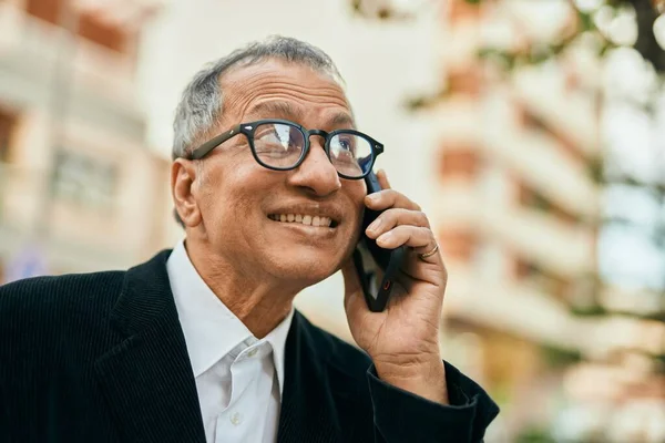 Middelbare Leeftijd Zuidoost Aziatische Man Glimlachend Aan Telefoon Stad — Stockfoto