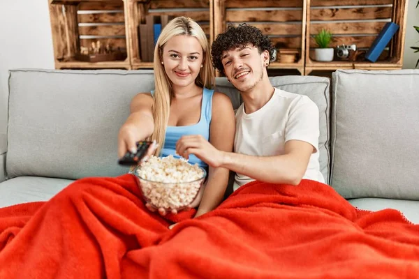 Młoda Para Ogląda Film Popcorn Siedząc Kanapie Domu — Zdjęcie stockowe