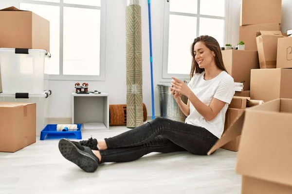 Mujer Hispana Joven Bebiendo Café Sentada Piso Una Casa Nueva —  Fotos de Stock