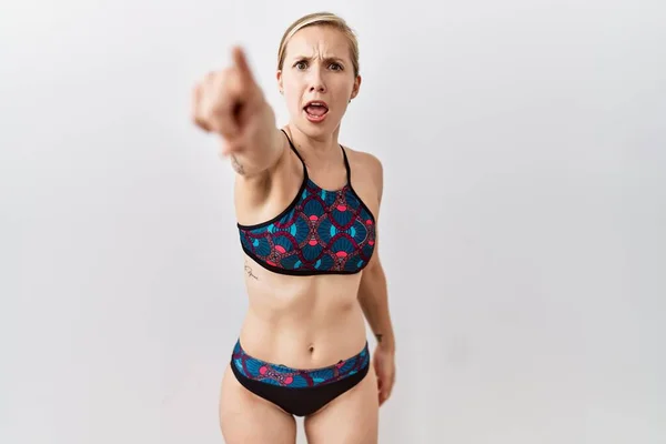 Fiatal Szőke Visel Sportos Bikini Felett Elszigetelt Háttér Mutatva Elégedetlen — Stock Fotó