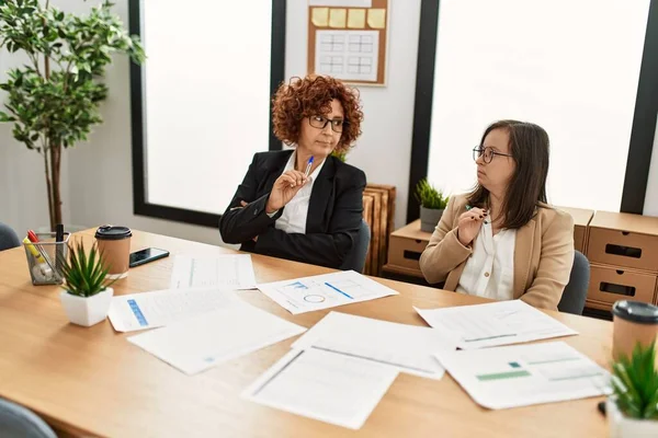 Grupo Dos Mujeres Que Trabajan Oficina Mujer Madura Síndrome Chica —  Fotos de Stock