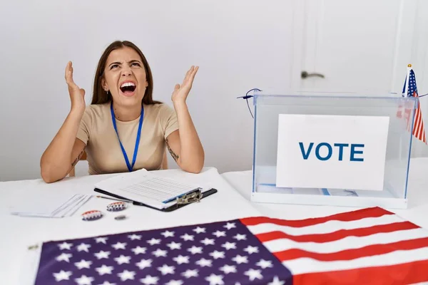 Mujer Morena Joven Las Elecciones Políticas Sentada Por Votación Loca —  Fotos de Stock