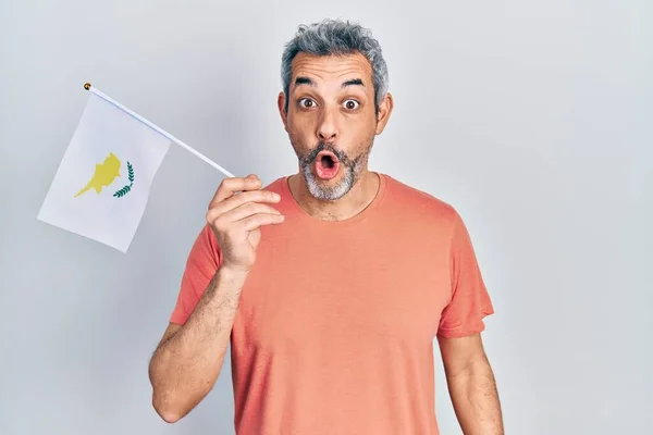Handsome Middle Age Man Grey Hair Holding Cyprus Flag Scared — Stock fotografie