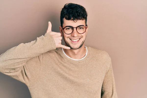 Günlük Kıyafetler Gözlük Takan Genç Spanyol Adam Gülümsüyor Telefonla Parmak — Stok fotoğraf