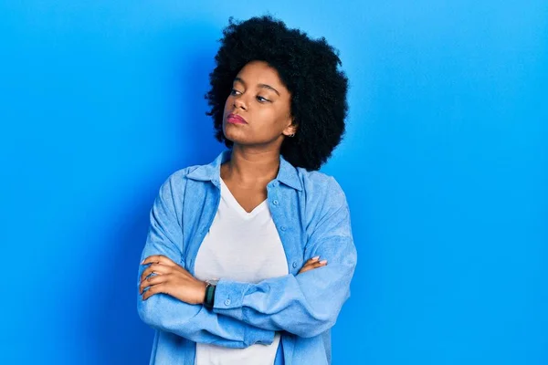 若いアフリカ系アメリカ人の女性が腕を組んで横に見てカジュアルな服を着て確信と自信を越え — ストック写真