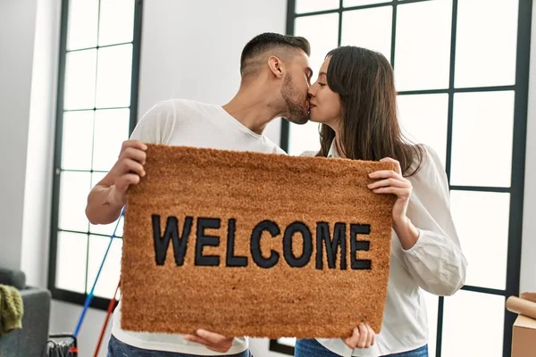 Jeune Couple Hispanique Embrasser Tenir Paillasson Bienvenue Nouvelle Maison — Photo