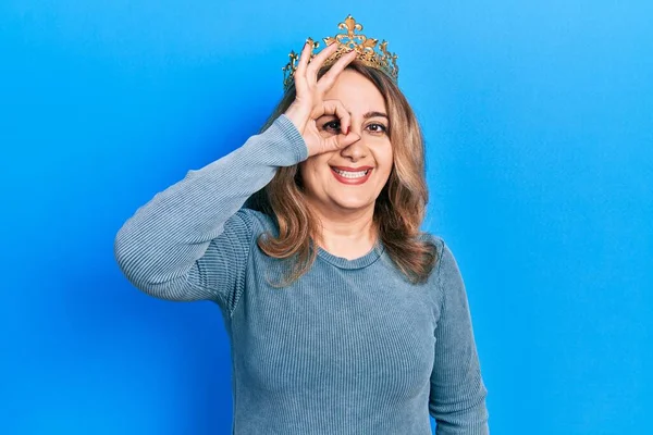 Middle Age Caucasian Woman Wearing Queen Crown Doing Gesture Hand — 스톡 사진