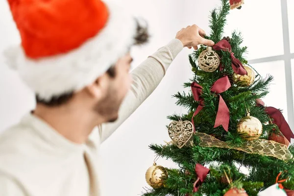 Jovem Hispânico Homem Sorrindo Feliz Decoração Árvore Natal Casa — Fotografia de Stock