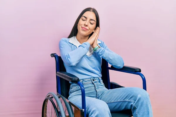 Schöne Frau Mit Blauen Augen Sitzt Rollstuhl Und Schläft Müde — Stockfoto