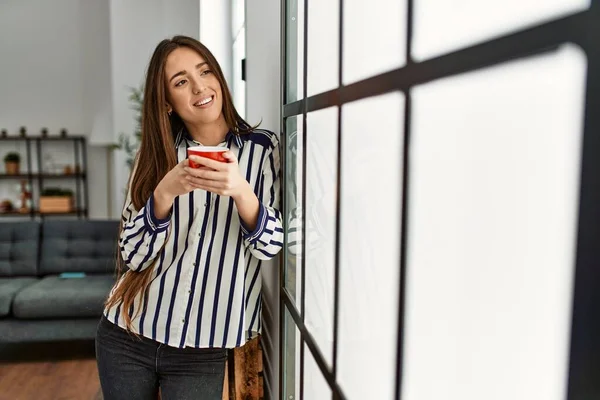 Giovane Donna Ispanica Sorridente Sicuro Bere Caffè Piedi Casa — Foto Stock