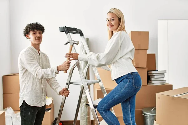 Genç bir kadın yeni evinde merdivenleri çıkıyor..