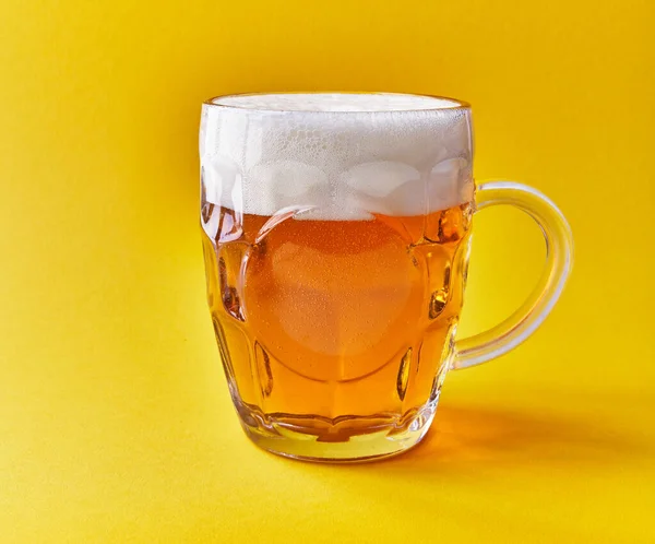 Barattolo Birra Sfondo Giallo — Foto Stock