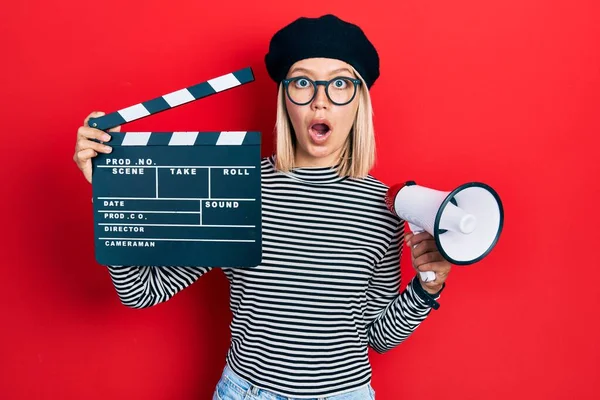 Bella Donna Bionda Possesso Video Film Clapboard Megafono Spaventato Scioccato — Foto Stock