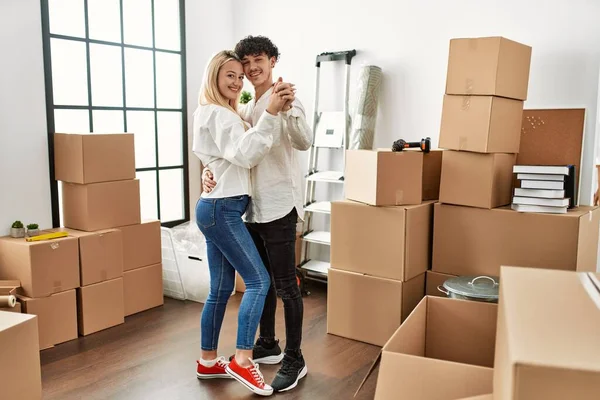 Schönes Junges Paar Lächelt Glücklich Beim Tanzen Neuen Zuhause — Stockfoto