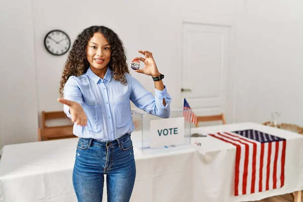 Hermosa Mujer Hispana Espera Campaña Política Mediante Votación Sonriente Alegre —  Fotos de Stock