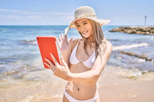 Jeune Fille Chinoise Portant Bikini Ayant Appel Vidéo Aide Pavé — Photo