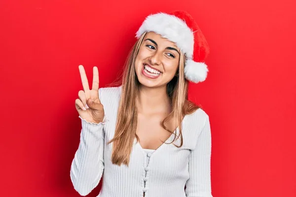 Mulher Hispânica Bonita Vestindo Chapéu Natal Mostrando Apontando Para Cima — Fotografia de Stock