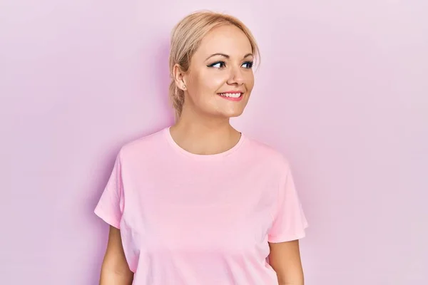 Νεαρή Ξανθιά Γυναίκα Φορώντας Casual Ροζ Shirt Κοιτάζοντας Μακριά Στο — Φωτογραφία Αρχείου