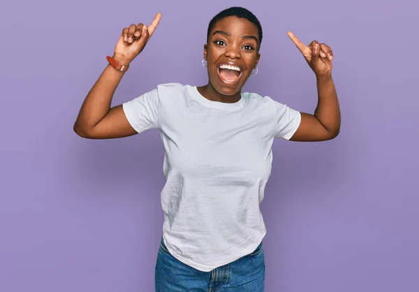 Fiatal Afro Amerikai Alkalmi Fehér Pólót Visel Mosolyogva Csodálkozva Meglepve — Stock Fotó
