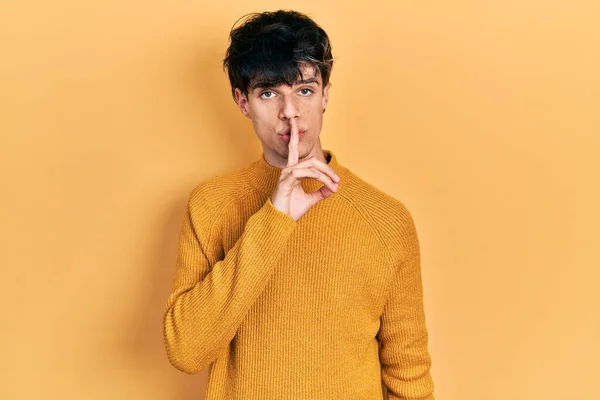 Przystojny Hipsterski Młodzieniec Żółtym Swetrze Prosi Ciszę Palcem Ustach Cisza — Zdjęcie stockowe