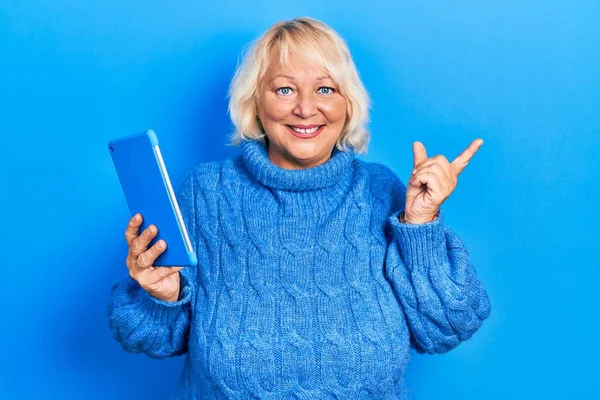 Blonde Frau Mittleren Alters Mit Touchpad Gerät Lächelt Glücklich Und — Stockfoto