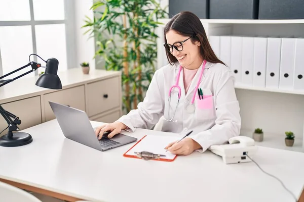 Jovem Mulher Vestindo Uniforme Médico Trabalhando Clínica — Fotografia de Stock