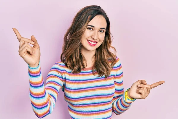Mladá Hispánka Oblečená Neformálního Oblečení Sebevědomě Usmívá Ukazuje Prstem Různých — Stock fotografie