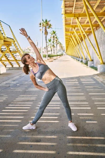 Jonge Kaukasische Vrouw Draagt Sportkleding Stretching Straat — Stockfoto