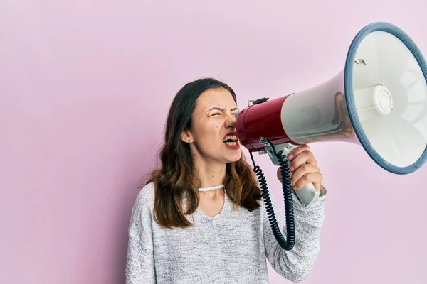 Młoda Brunetka Krzyczy Krzyczy Przez Megafon Różowym Tle — Zdjęcie stockowe