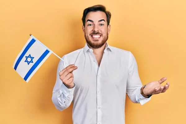 Όμορφος Καυκάσιος Άνδρας Γενειάδα Που Κρατάει Σημαία Του Ισραήλ Γιορτάζοντας — Φωτογραφία Αρχείου
