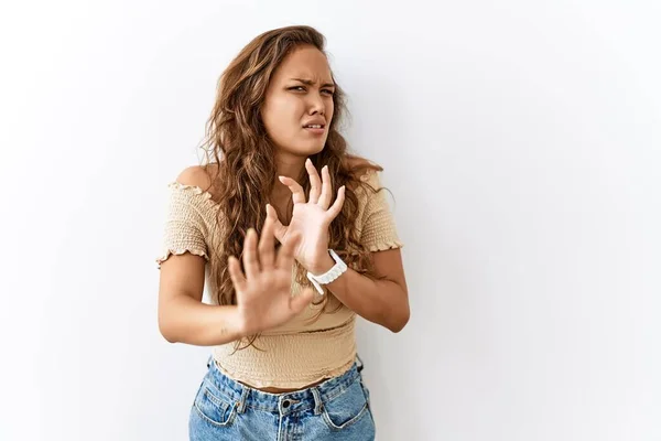 Hermosa Mujer Hispana Pie Sobre Aislado Mientras Que Fondo Repugnante — Foto de Stock