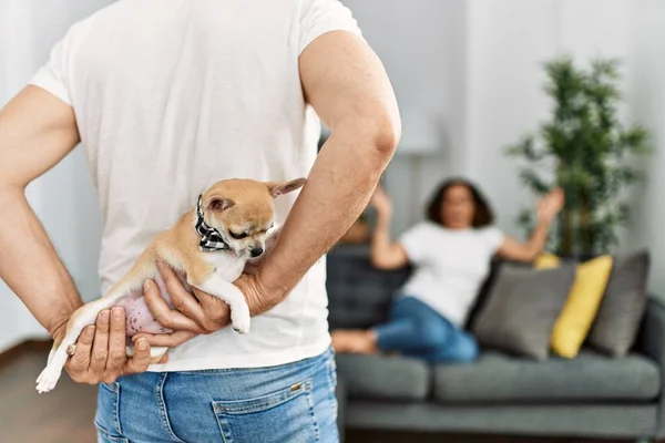 Hombre Sorprendiendo Esposa Con Adorable Perro Casa — Foto de Stock