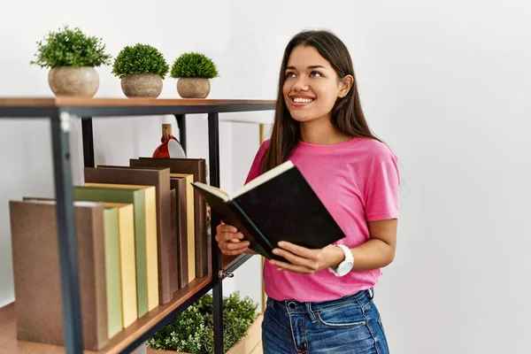 Joven Latina Sonriendo Confiada Leyendo Libro Casa —  Fotos de Stock