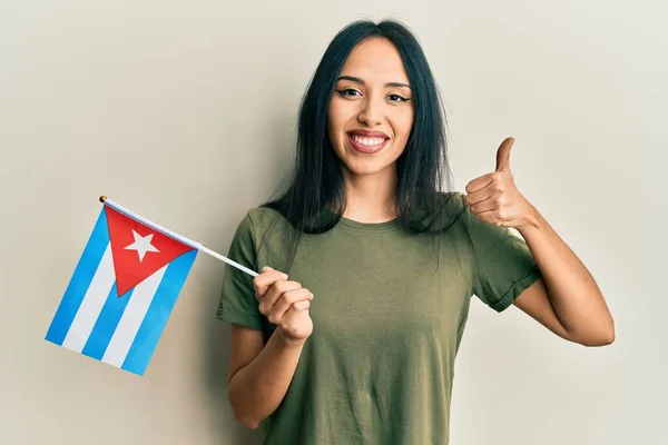 Young Hispanic Girl Holding Cuba Flag Smiling Happy Positive Thumb — Stock fotografie