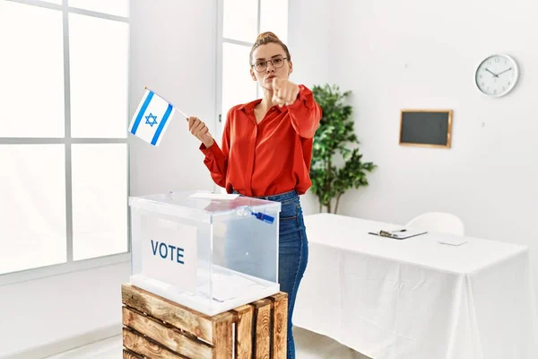 Jovem Morena Votando Colocando Envelop Urna Segurando Bandeira Israel Apontando — Fotografia de Stock