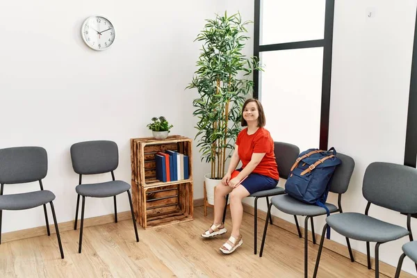 Brunette Woman Syndrome Smiling Sitting Chair Waiting Room — Φωτογραφία Αρχείου