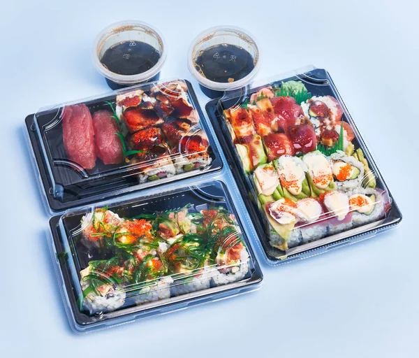 Lieferschalen Mit Sushi Auf Blauem Hintergrund — Stockfoto
