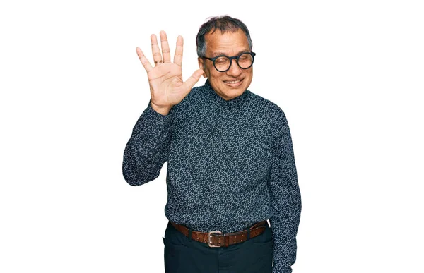 Középkorú Indiai Férfi Alkalmi Ruhát Szemüveget Visel Ötös Számú Ujjaival — Stock Fotó