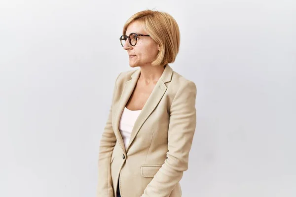 Middle Age Blonde Business Woman Standing Isolated Background Looking Side — Foto de Stock